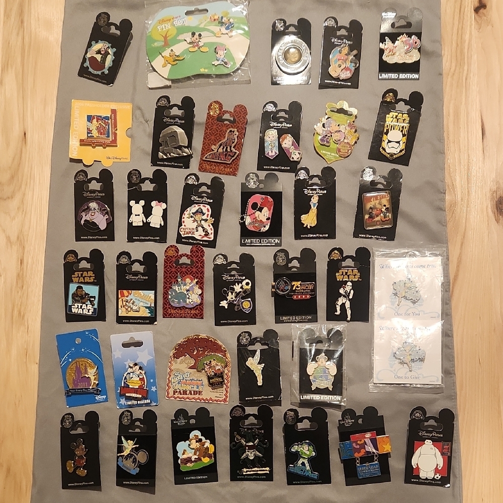 Disney Collectible Pin Set